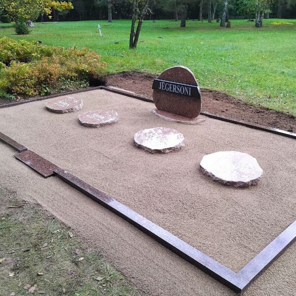 Kapu pieminekļi Liepājā, kapu labiekārtošana - kopiņas un apmales, kapu serviss