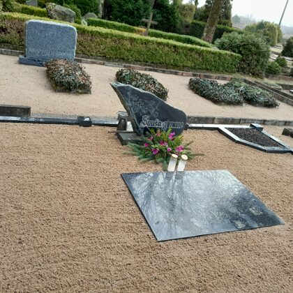 Kapu pieminekļi Liepājā, kapu labiekārtošana - kopiņas un apmales