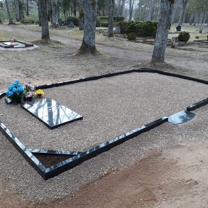 Kapu pieminekļi Liepājā, kapu labiekārtošana - kopiņas un apmales