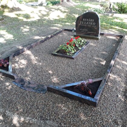 Kapu pieminekļi Liepājā, kapu labiekārtošana - kopiņas un apmales