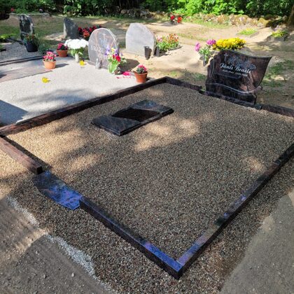 Kapu pieminekļi Liepājā, kapu labiekārtošana - kopiņas un apmales