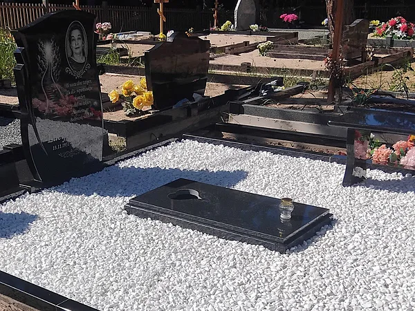 Kapu pieminekļi Liepājā, kapu labiekārtošana - kopiņas un apmales