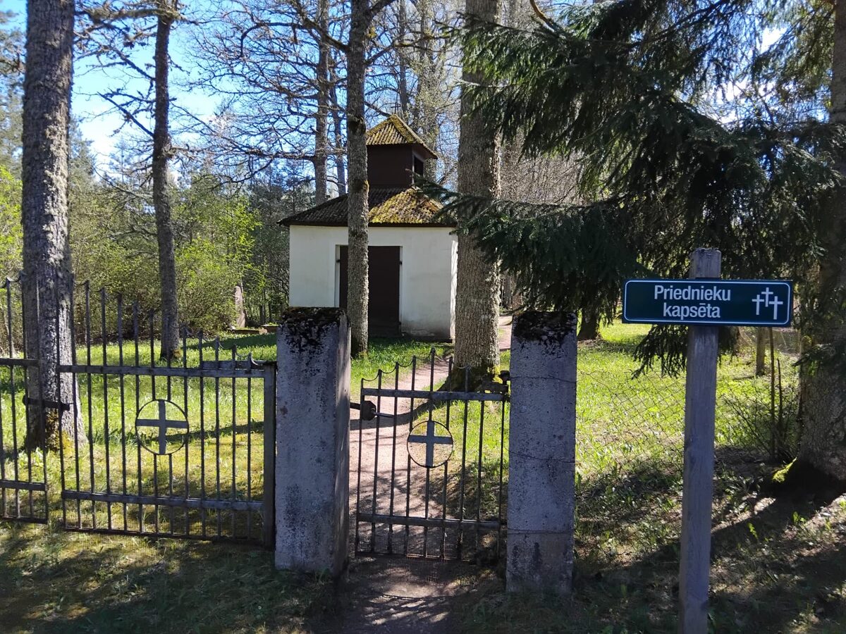 Priednieku kapi, Ranķu pagasts, Kuldīgas novads, kapu labiekārtošana, pieminekļi, kopiņas SIA G.K.Service